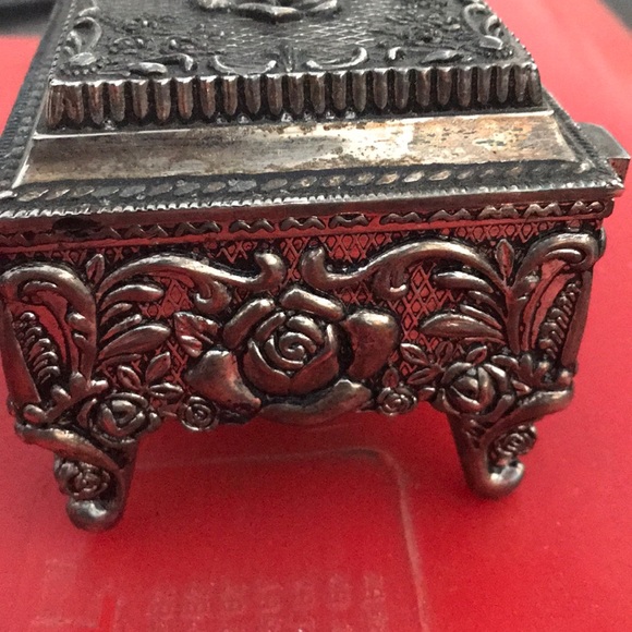 Beautiful trinket box- vintage silver tone w roses - Picture 3 of 8